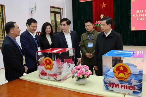 Phó Bí thư Thường trực Tỉnh ủy, Chủ tịch HĐND tỉnh Bế Thanh Tịnh kiểm tra công tác bầu cử tại các xã