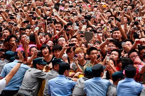Nam ca sĩ bị fan cuồng đeo bám, phải cầu cứu cảnh sát là ai?