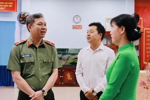 Thiếu tướng Tạ Văn Đẹp kiểm tra công tác tổ chức bầu cử tại điểm bỏ phiếu khu phố Đông Tân trước giờ khai mạc