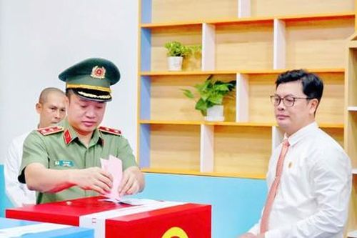 Giám đốc Công an TPHCM dự lễ khai mạc bầu cử tại phường Cầu Ông Lãnh