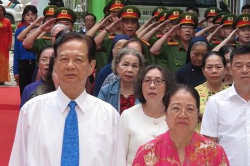 Nguyên Thủ tướng Nguyễn Tấn Dũng cùng Chủ tịch UBND TPHCM Nguyễn Văn Được dự khai mạc bầu cử tại phường Xuân Hòa
