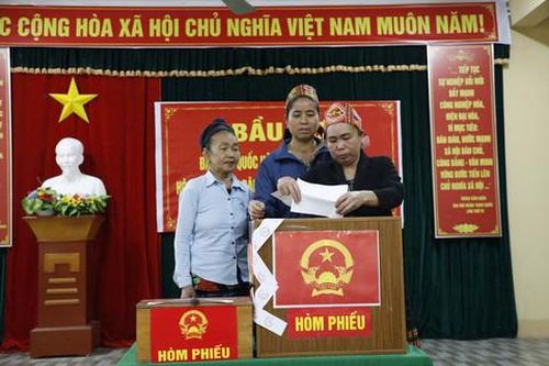 Cử tri xã biên giới Nghệ An nô nức đi bỏ phiếu lựa chọn đại biểu hội đủ đức - tài