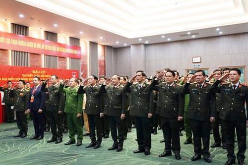 Lãnh đạo Bộ Công an bỏ phiếu bầu cử tại Khu vực bỏ phiếu số 5, phường Hai Bà Trưng, Hà Nội