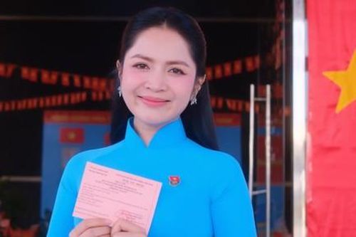 Văn nghệ sĩ Việt rạng rỡ đi bầu cử ĐBQH và HĐND các cấp