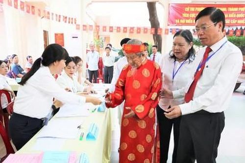 Những cử tri ở tuổi 'bách niên' của TPHCM hăng hái đi bầu cử, có người từng tham gia bầu cử năm 1946