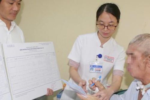 TP.Huế: Mang thùng phiếu đến tận giường bệnh để cử tri điều trị nội trú bỏ phiếu