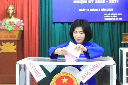 Chủ tịch HĐND thành phố Phùng Thị Hồng Hà bỏ phiếu bầu cử tại phường Hà Đông