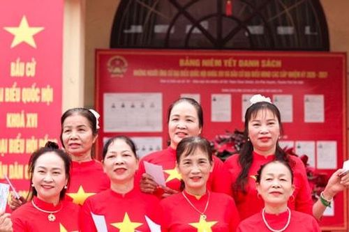 Cử tri xã Phú Xuyên phấn khởi thực hiện quyền và nghĩa vụ bầu cử