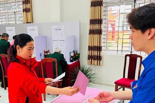 Cử tri xã Thư Lâm gửi gắm nguyện vọng qua từng lá phiếu