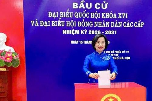 Đồng chí Bùi Huyền Mai động viên cử tri phường Tây Hồ
