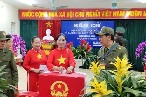 Cử tri phường Việt Hưng sôi nổi đi bỏ phiếu