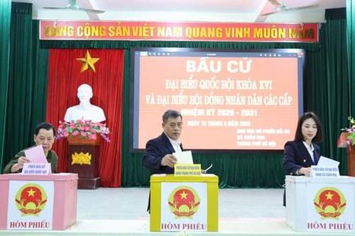 Cử tri xã Xuân Mai hăng hái tham gia ngày hội bầu cử