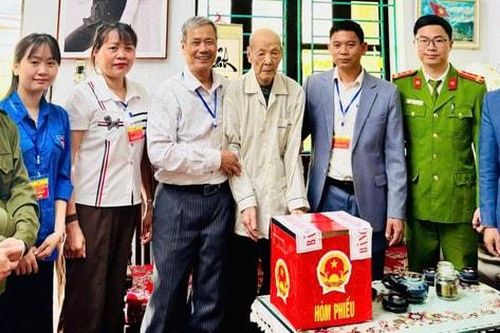 Xã Phú Cát: Cử tri 113 tuổi tự tay bỏ lá phiếu bầu cử