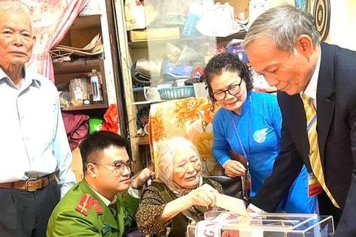 Mang hòm phiếu phụ đến nhà cử tri cao tuổi ở phường Yên Hòa