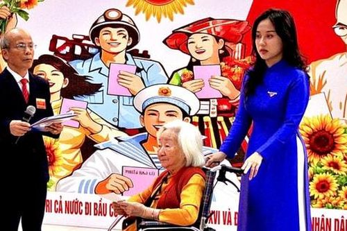 Tuổi trẻ Phú Thượng xung kích hỗ trợ cử tri trong ngày bầu cử