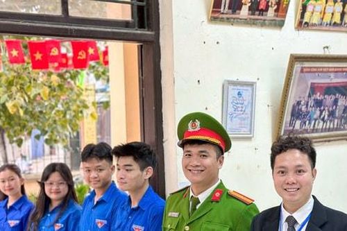 Thanh niên xã Ngọc Hồi hỗ trợ cử tri tại 18 điểm bầu cử