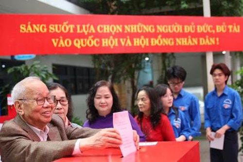 Lá phiếu trách nhiệm của cử tri hai thế hệ ở phường Đống Đa