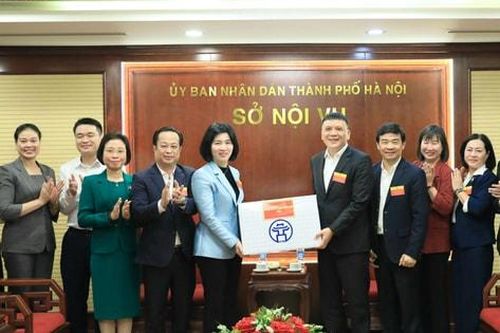 Chủ tịch HĐND thành phố Phùng Thị Hồng Hà thăm, động viên cán bộ làm nhiệm vụ phục vụ bầu cử