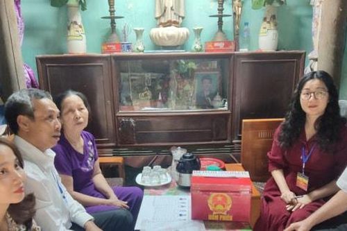 Xã Phú Nghĩa đưa hòm phiếu phụ đến tận nhà để cử tri thực hiện quyền công dân