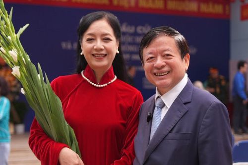 Vợ chồng NSƯT Chiều Xuân gây chú ý