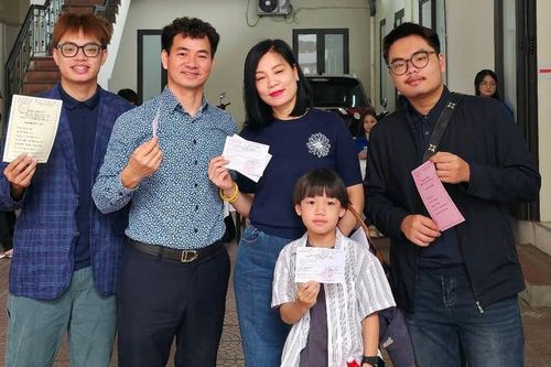 Vợ chồng NSND Xuân Bắc cùng các con rạng rỡ đi bầu cử