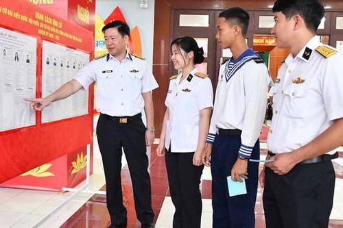 Lá phiếu giữa trùng khơi, chắc tay súng giữ biển trời Tổ quốc