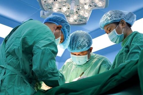 Phẫu thuật lấy viên sỏi bàng quang 'khủng' bằng quả trứng ngỗng