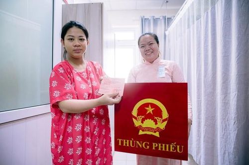 Sản phụ vừa vượt cạn thành công: 'Đây là lần bầu cử đáng nhớ nhất cuộc đời tôi'