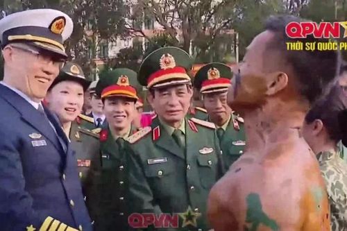 Bộ trưởng Quốc phòng Trung Quốc ngạc nhiên chứng kiến 'người sắt' Bộ đội Đặc công Việt Nam