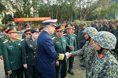 Bộ trưởng Quốc phòng Trung Quốc xem lính đặc công Việt Nam biểu diễn võ thuật