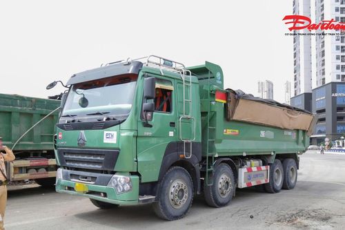 Xe tải làm rơi vãi bùn đất gây trơn trượt, CSGT Hà Nội lập tức vào cuộc xử lý