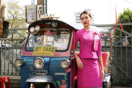 Vì sao phần lớn tiếp viên hàng không là nữ giới?