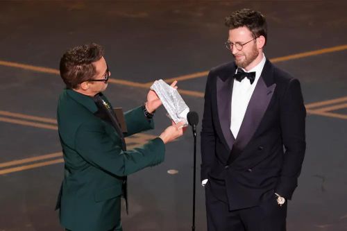 Màn tặng đồ lót trên sân khấu Oscar gây tranh luận