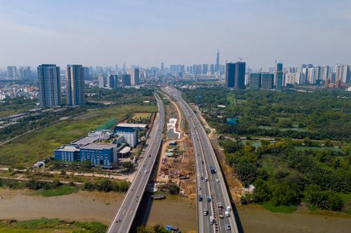 Nhà thầu lo chậm tiến độ dự án trọng điểm trước áp lực nhiên liệu