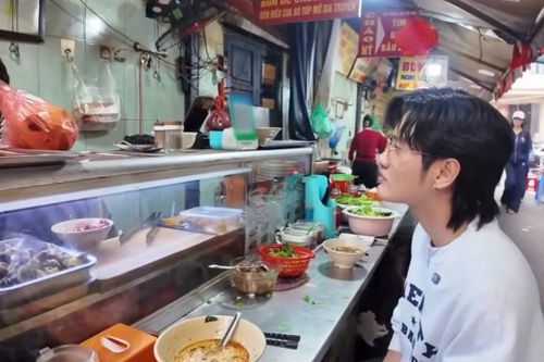 TikToker gọi tô bún riêu 80.000 đồng ở chợ gây tranh cãi