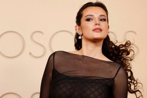 Váy xuyên thấu đổ bộ thảm đỏ Oscar 2026