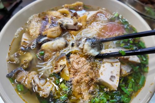 Chủ quán lên tiếng vụ TikToker gọi tô bún riêu 80k gây tranh cãi