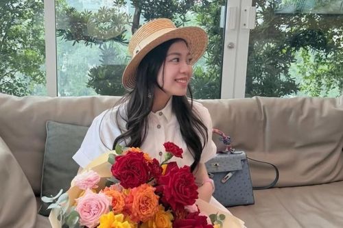 Tiểu thư nhà Sơn Kim xách túi Hermès da đà điểu mừng sinh nhật bà nội
