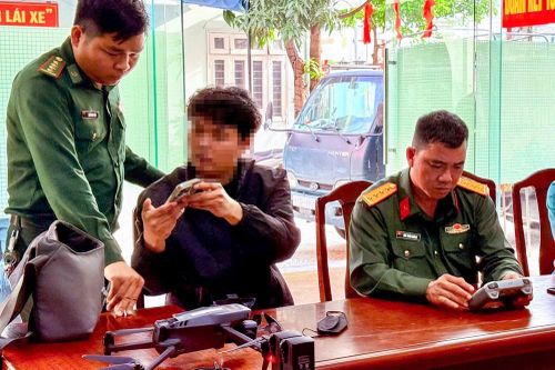 Phát hiện du khách nước ngoài điều khiển flycam trái phép ven biển Đà Nẵng