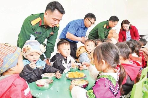 'Ngày thứ năm chia sẻ yêu thương' nơi biên cương Tổ quốc