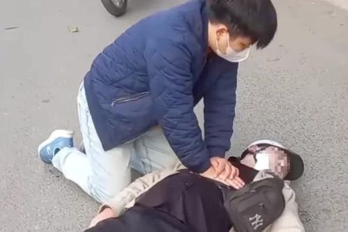 Bác sĩ kịp thời ép tim cứu sống nam thanh niên ngừng tuần hoàn do tai nạn ngoài đường