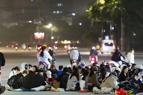 Hàng trăm bạn trẻ trắng đêm vạ vật ở Mỹ Đình: Thay nhau ngủ để giành vé 'đu rào' show Anh Trai Say Hi