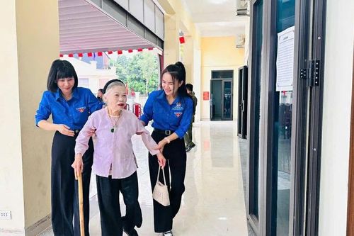 Thanh niên Hà Nội góp sức ngày bầu cử rực rỡ sắc xanh