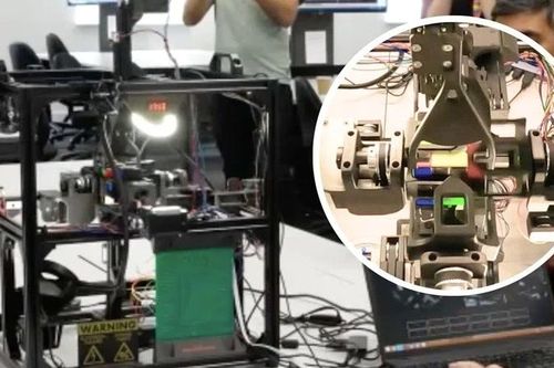 Robot bất ngờ giải khối Rubik với tốc độ đáng kinh ngạc
