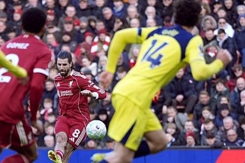 Tiền vệ Szoboszlai áp sát kỷ lục đá phạt ghi bàn của Beckham
