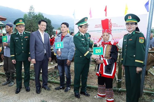 Tiếp thêm động lực cho học sinh và hộ nghèo nơi biên giới