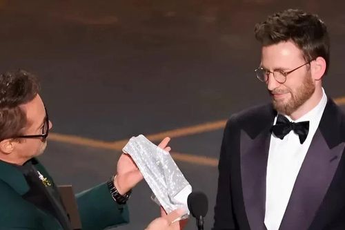Khoảnh khắc tặng nội y gây sốc ở Oscar