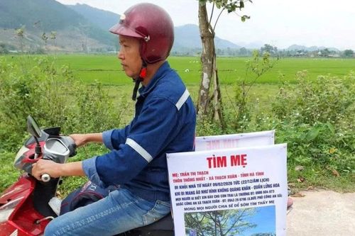 Mẹ mất tích, con trai dán thông báo lên xe máy rong ruổi tìm kiếm