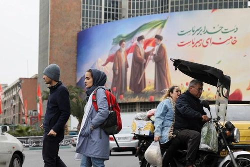 Iran tăng lương tối thiểu 60% giữa lúc xung đột
