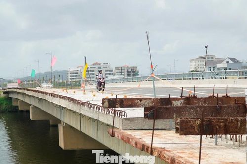 Cầu mới tại Huế vận hành nhiều tháng 'quên' lắp lan can, điện chiếu sáng